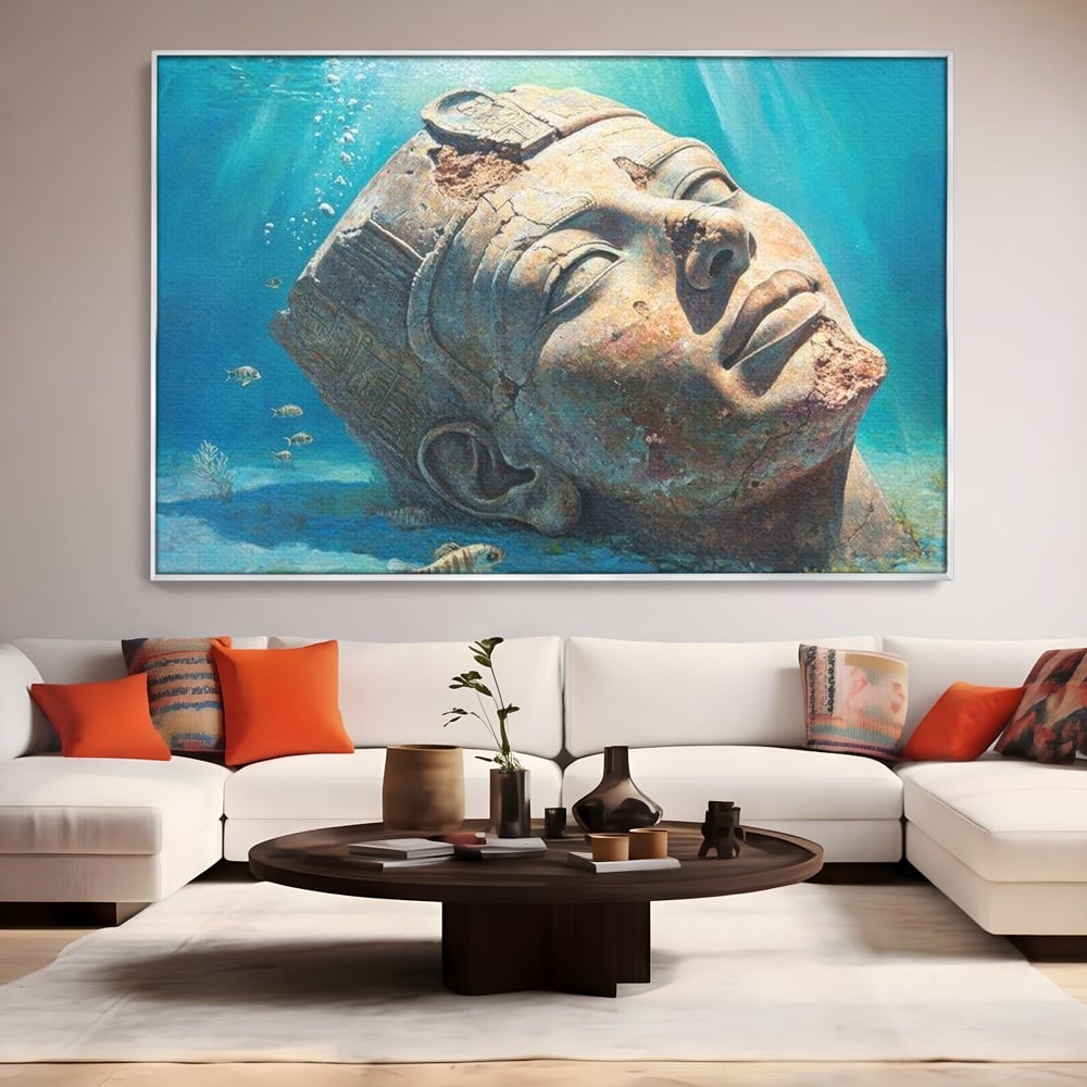 Tablou canvas cu cap de statuie faraonica scufundat, in rama de aluminiu argintiu, pe perete intr-un living